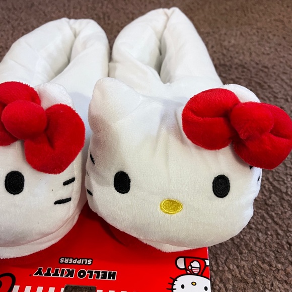 NWT Hello Kitty Plush House Slippers - Picture 3 of 8